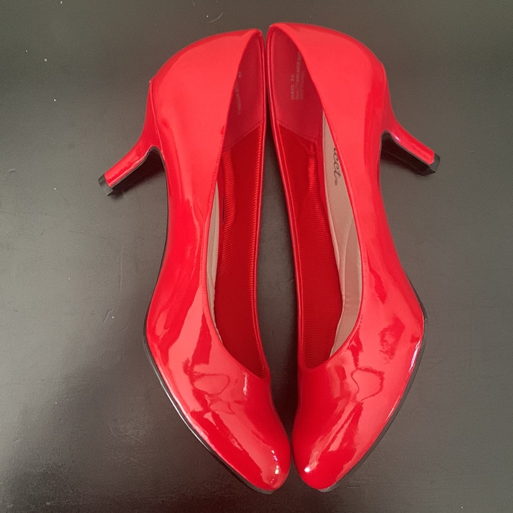EASY STREET Red Patent Passion Pumps Brand New Size 8 Super Flex Barbiecore - Picture 9 of 9